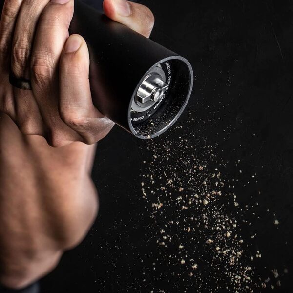 MANNKITCHEN | Pepper Cannon | Moulin à poivre de qualité professionnelle, robuste et à haute performance, il broie 10 fois plus de poivre, pour les steaks, les barbecues et plus encore