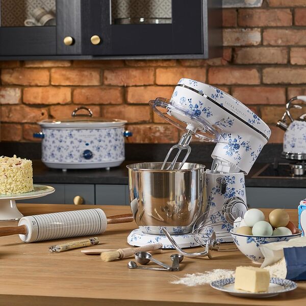 Laura Ashley Robot Patissier Poids Léger 4,5 L avec Imprimé China Rose par VQ - Robot de Cuisine avec 10 Vitesses Infinies, Options de Pulse, Moteur de 1300 Watts et Bol en Acier Inoxydable 304