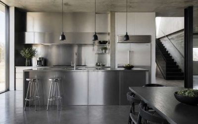 L’esthétique industrielle s’invite à la maison : inox, métal brossé et lignes épurées